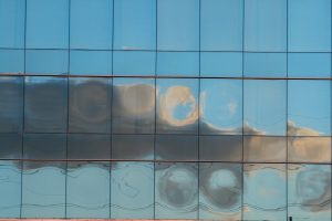 Fotografia de nube reflejada en edificio de M30