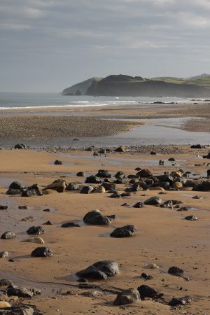 Fotografía de piedras en la playa
